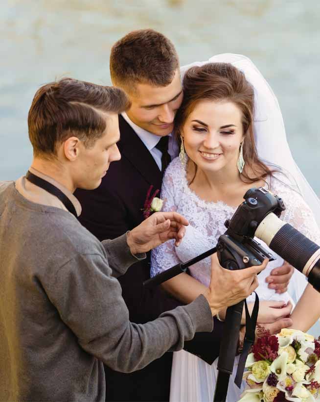 bryllupsfotografen bryllupsfotografen sammen med brudeparret